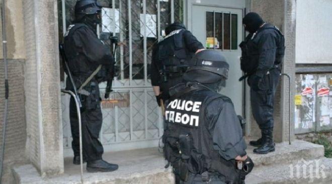 ЕКСКЛУЗИВНО И ПЪРВО В ПИК! Маскирани барети нахлуха в поликлиника, хвърлиха пациентите в паника! 