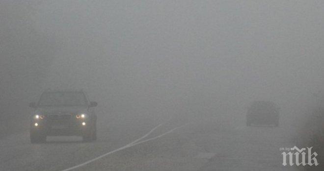Важно за туристите! Ураганен вятър и гъста мъгла по билото на Стара планина