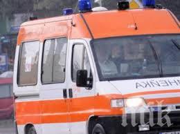 Меле на пътя край Петрич! Кола и бус се помляха, единият шофьор е със счупена ръка