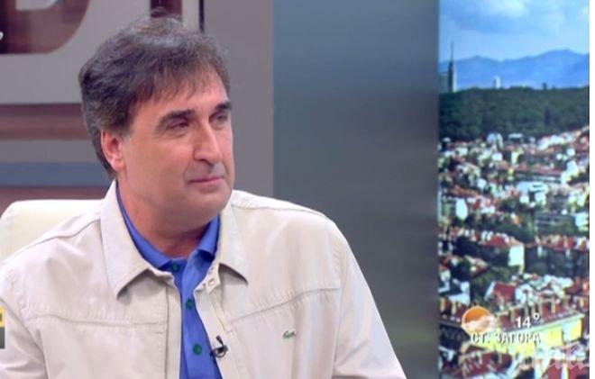 Веско Маринов обграден само от мъже на рождения си ден