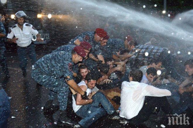 Демонстранти атакуваха с камъни полицаи в Ереван (обновена)