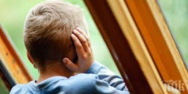 УЖАС! Тригодишно момченце живя дни наред с трупа на майка си 