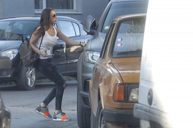 Алисия надяна очила за 2 бона