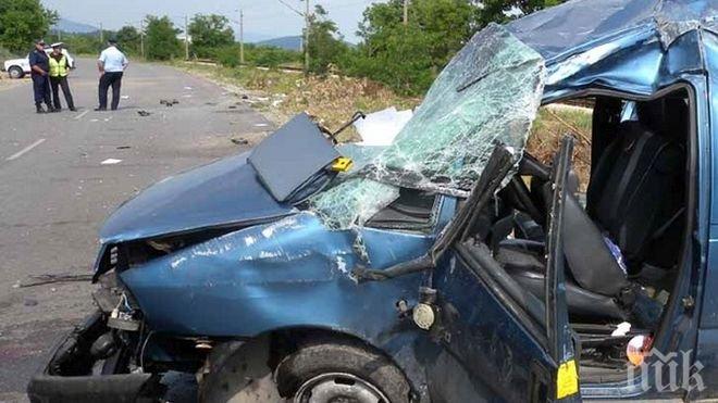 Смърт на пътя! Кола с три жени се заби в цистерна на пътя Мездра-Враца
