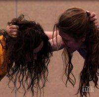 Юмруци, писъци и хамалски псувни на улицата! Женски бой заради пари стресна Дупница