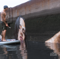Художник рисува потресаващи картини във водата, застанал на сърф...
