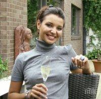 Първа снимка на новороденото бебе на водещата Ева Кикерезова