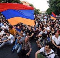 Стотици протестират пред превзетия полицейски участък в Ереван
