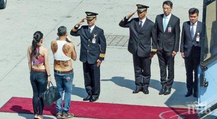 тайландският престолонаследник грейна сандали потник червения килим мюнхен снимки