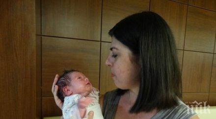млада жена изключително рядко опасно заболяване роди здраво бебе снимка