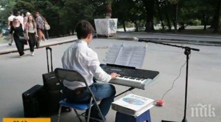 талант годишно момче свири пиано улицата варна