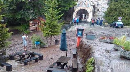 страшно бедствие потопи рилския манастир река придойде заля светата обител снимка