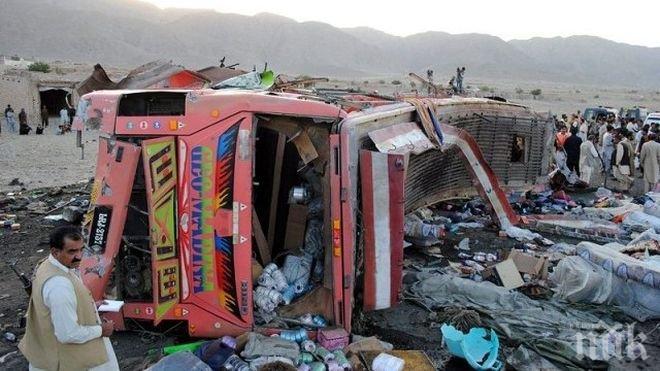 Катастрофа с туристически автобус в Иран! Има убити и ранени