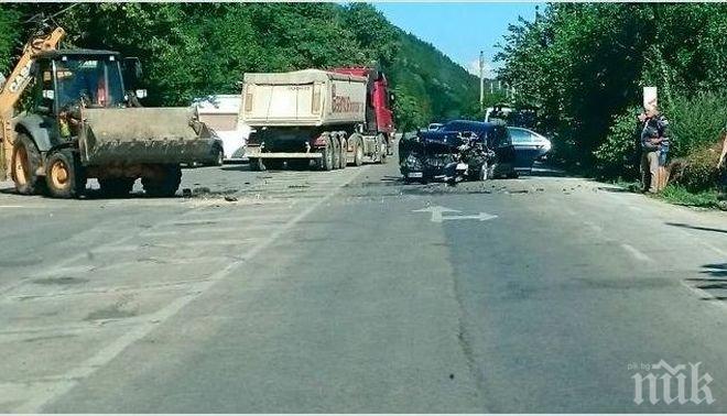 Мерцедес нацели челно багер (СНИМКА)