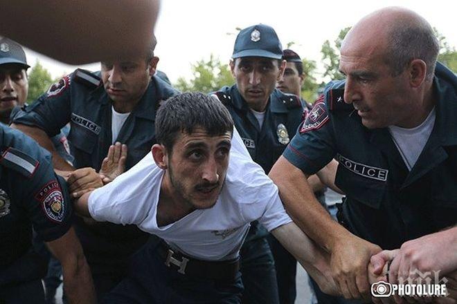 Окупаторите в Ереван освободиха двама  заложници