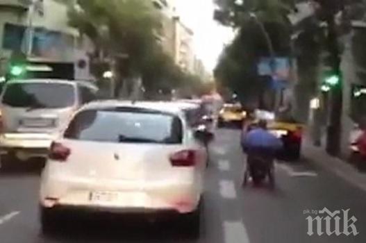 Хит в нета: Мъж в инвалидна количка лети като камикадзе между колите (ВИДЕО)