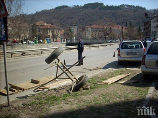 ИЗВЪНРЕДНО! Три деца пострадаха след катастрофа между кола и каруца