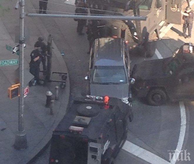 ИЗВЪНРЕДНО! Полиция блокира кола в центъра на Ню Йорк! Мъж се е барикадирал вътре с бомба? (СНИМКА)