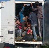 Кърваво меле! Камион с 21 нелегални мигранти катастрофира АМ 