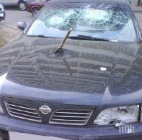 Побеснял мъж смля с брадва колата на сватове