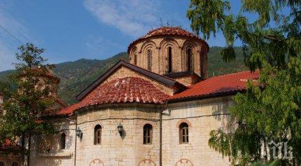 бачковския манастир гледат картофи ремонтират църквата