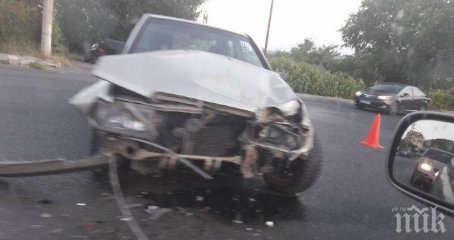 От последните минути! Нова катастрофа във Варна! Кола е смачкана след удар...със скутер (снимка)
