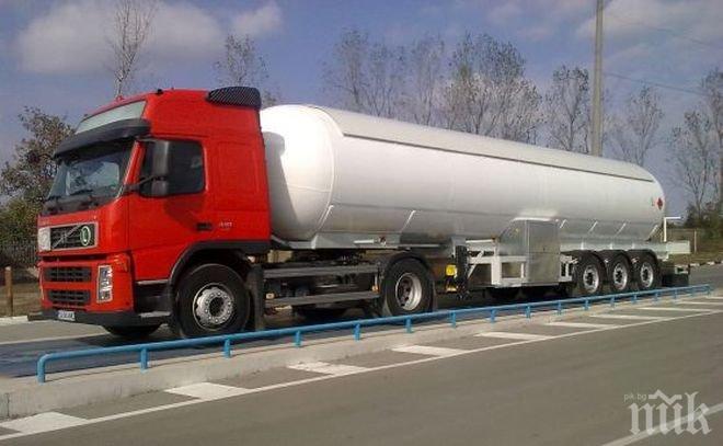 Ловки пръсти: Апаши източиха 400 литра нафта от сръбски ТИР