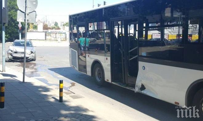 Пътничка пострада при остър завой на автобус 