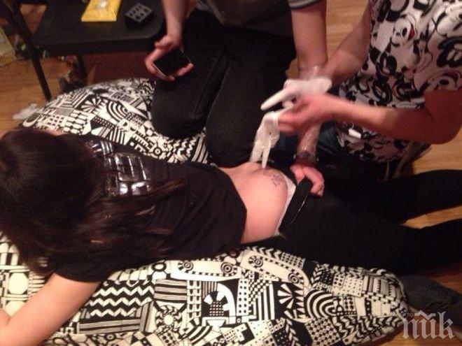 Тинейджъри напиха момиче и татуираха имената си на бедрото й