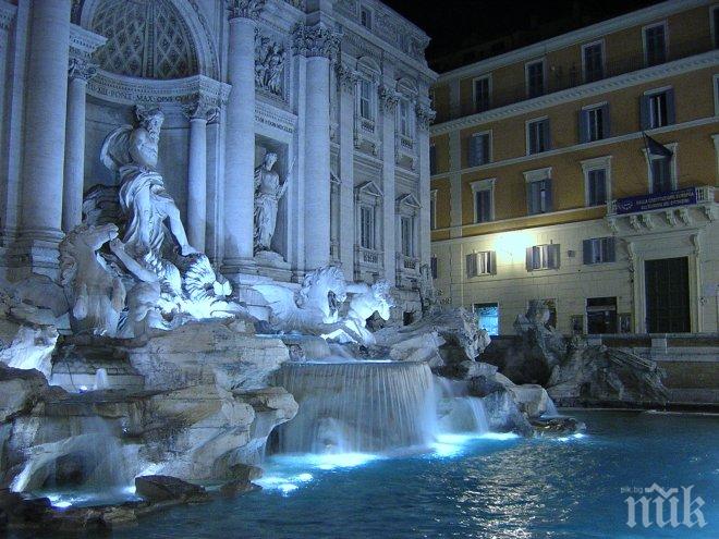 Римската полиция охлажда с глоби любители на нощно къпане във фонтана Треви! Ето колко е санкцията