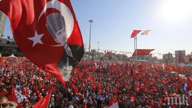 Лидер на опозицията осъди опита за военен преврат, по време на митинга в Истанбул