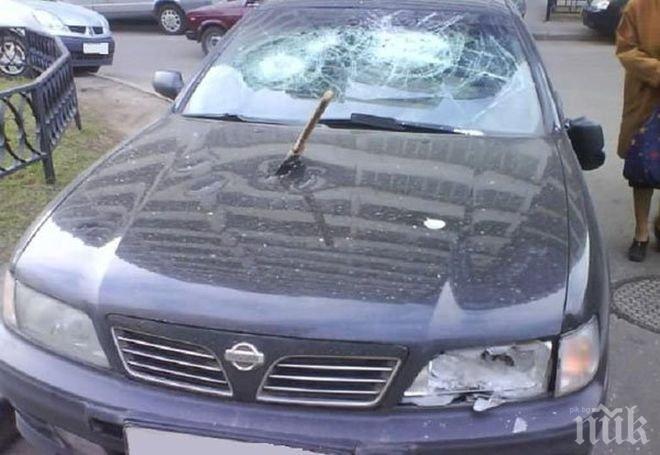 Побеснял мъж смля с брадва колата на сватове