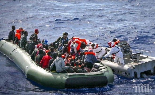 Арестуваха 2 каналджии, превозващи около 400 мигранти край Италия