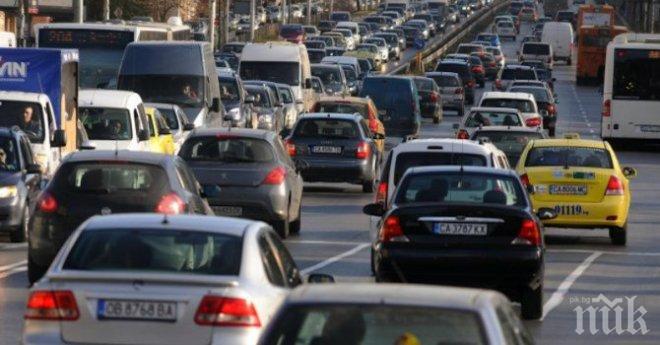Близо трикилометрови колони от коли се образуваха на автомагистрала Тракия заради двете катастрофи