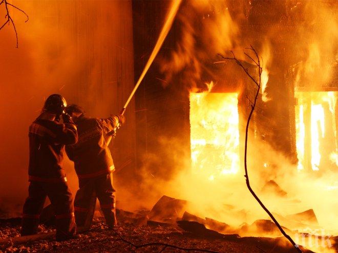 23-годишен обгоря при пожар в дома му