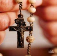 СВЕТОТАТСТВО! Икони на Свети Иван Рилски плуват в канал с мръсна вода, злосторници палят Библията