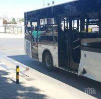 Извънредно! Автобус помля мантинела в Пловдив
