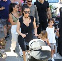 Ким Кардашиян изведе сина си на първи шопинг (СУПЕР СНИМКИ НА БЕБЕТО)