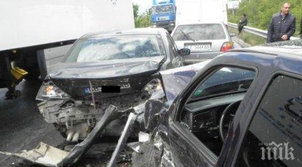 тежка катастрофа тунела железница коли нанизаха една друга