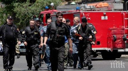 трима души ранени престрелка превзетия полицейски участък ереван