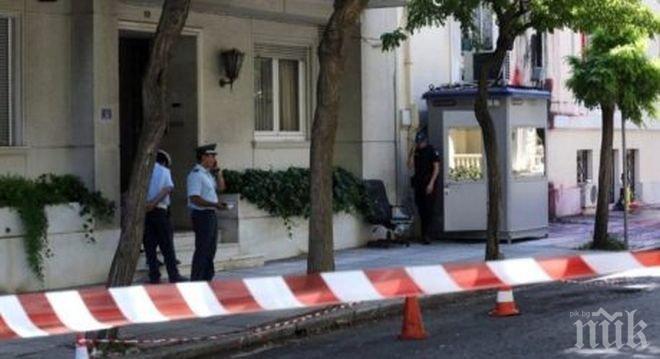 Анархисти заляха с боя турското посолство в Атина

