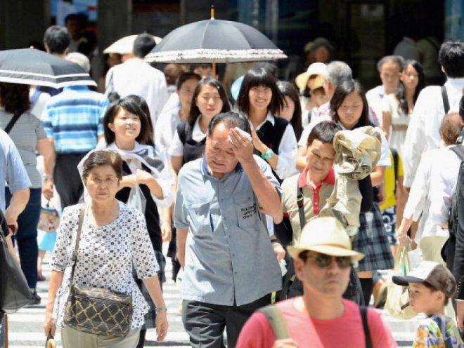 Какво се случва?! Япония се задъхва от жега, Китай бе удавен от наводнения (ВИДЕО)