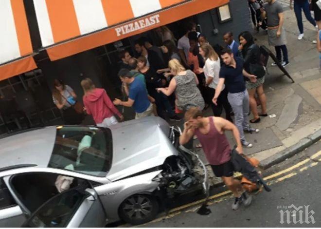 Полицейска кола помете масите на ресторант в Северен Лондон (СНИМКИ/ВИДЕО)