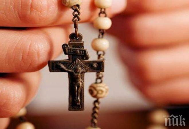 СВЕТОТАТСТВО! Икони на Свети Иван Рилски плуват в канал с мръсна вода, злосторници палят Библията