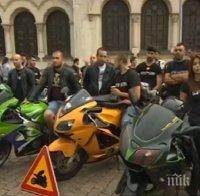 Мотористите на шествие до лобното място на Бойко и Таня, предлагат нов пътен знак 