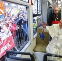 Франциск стана първият папа, който се вози на трамвай