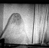 ШОК И УЖАС! Зловещ призрак се появи на стара снимка