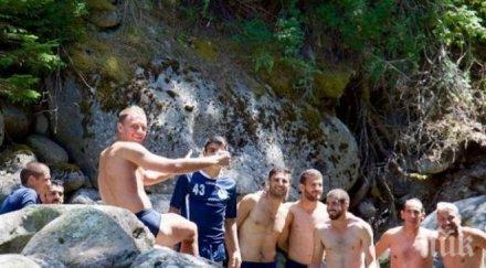кипърски футболисти катерят пирин голи