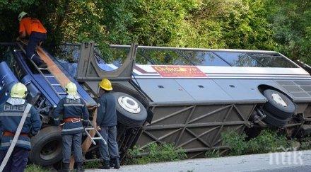 един загинал двама тежко ранени катастрофа автобус туристи норвегия