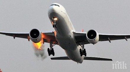 стюардеса изпадна ужас засне горящия двигател самолет полет видео